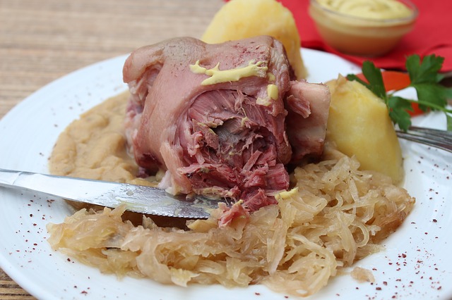 mäso s kyslou kapustou na tanieri