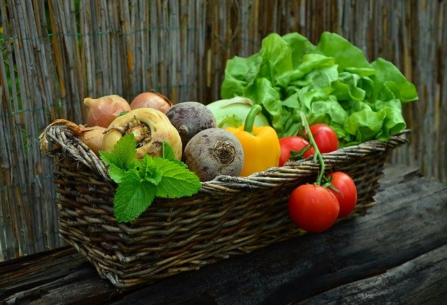 košík plný rôznej domácej zeleniny