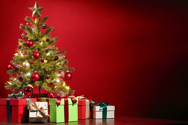 vianočný stromček bohato zdobený s množstvom darčekov