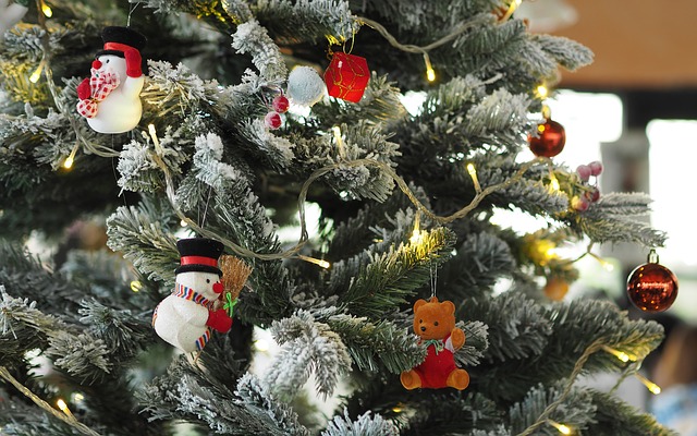 vianočný stromček ozdobený guľami a vianočnými postavičkami
