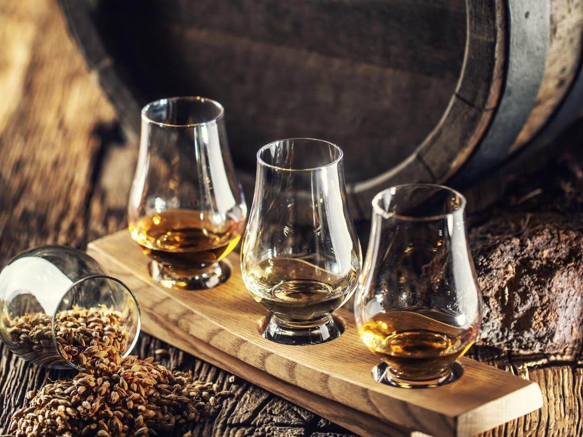 Whisky v Glencairn pohároch.