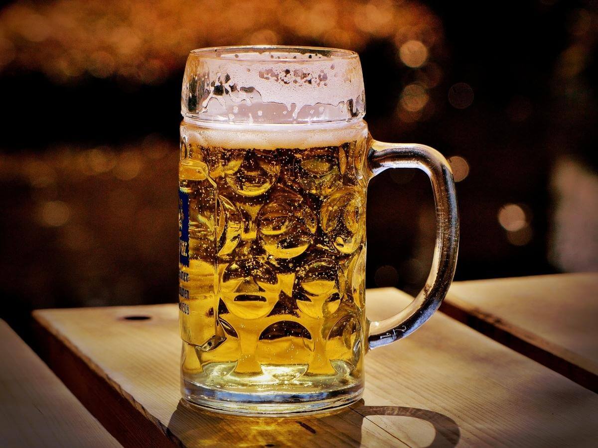 Pivo naliate v krígli.