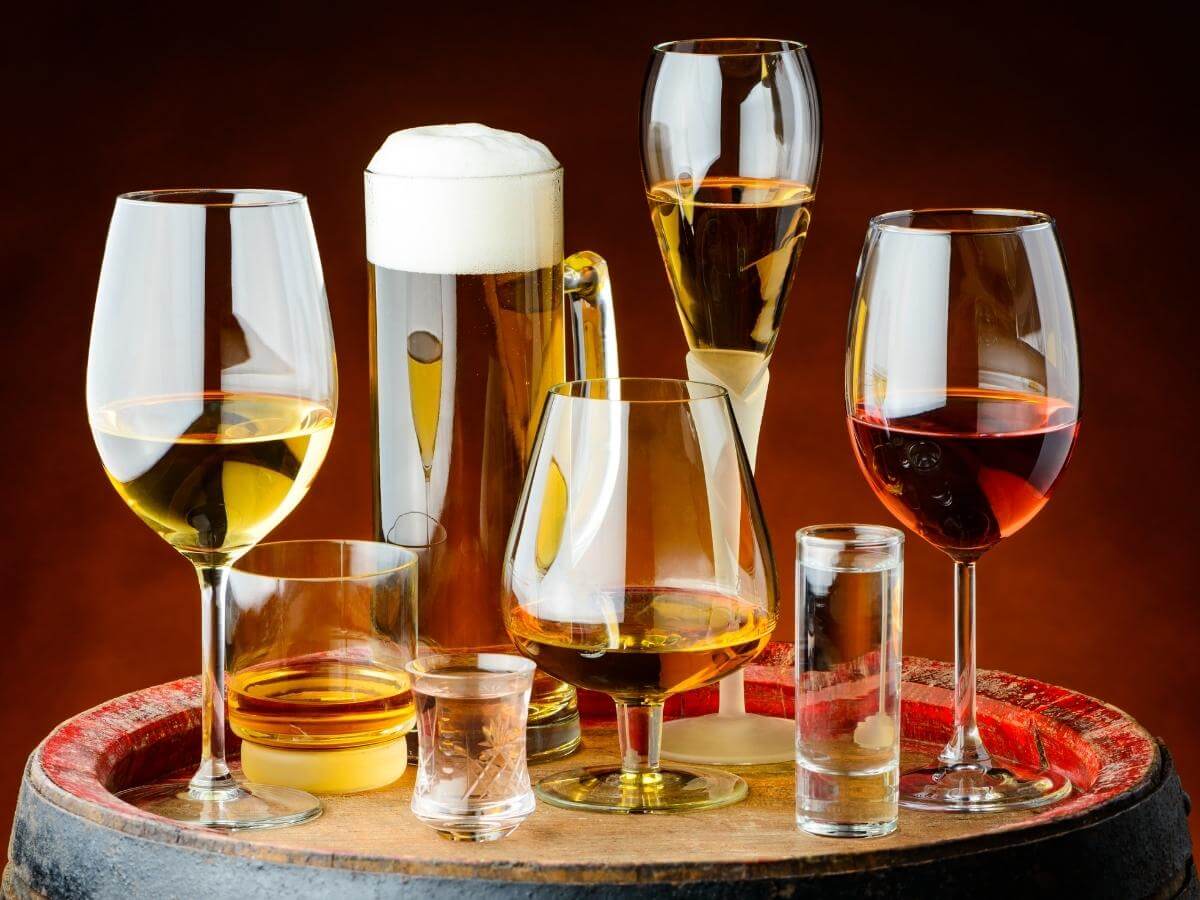 Rôzne poháre s alkoholickými nápojmi.