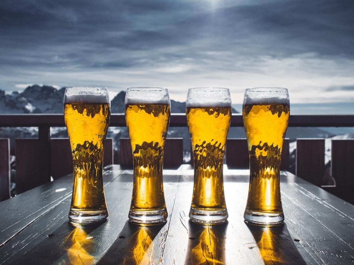  Poháre Pint s naliatym pivom