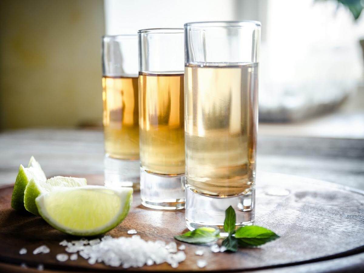 Tequila s limetkou a soľou v nízkych Shot pohároch.