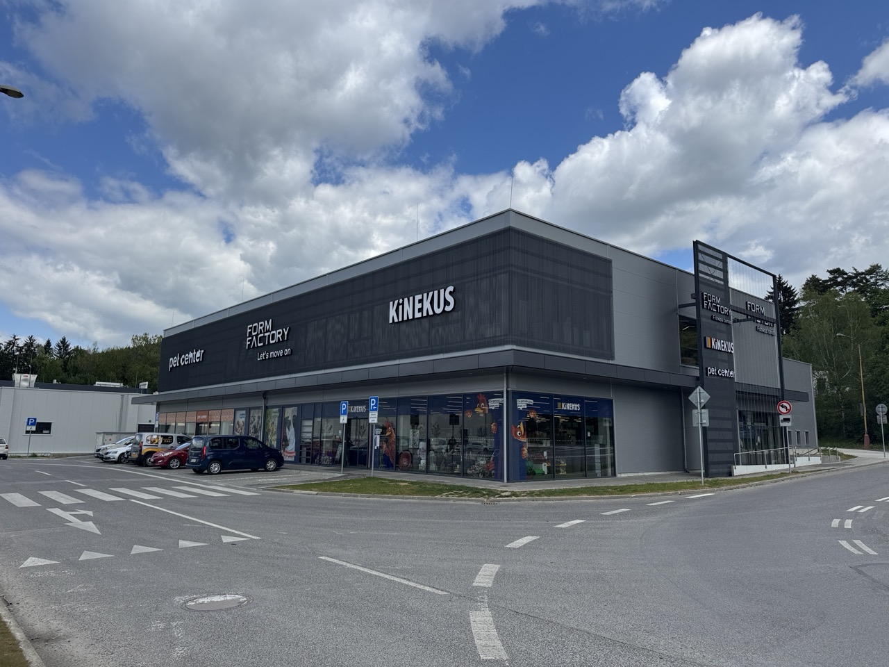 Predajňa Kinekus Považská Bystrica na ulici SNP v budove BPARK