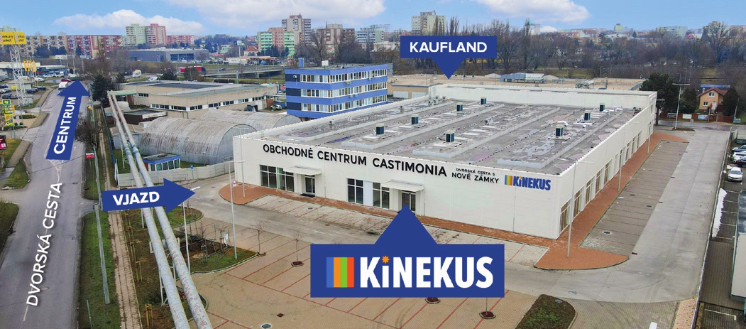 Letecký pohľad na OC Castimonia v Nových Zámkoch s vjazdom z Dvorskej cesty, predajňou Kinekus a Kauflandom za ňou