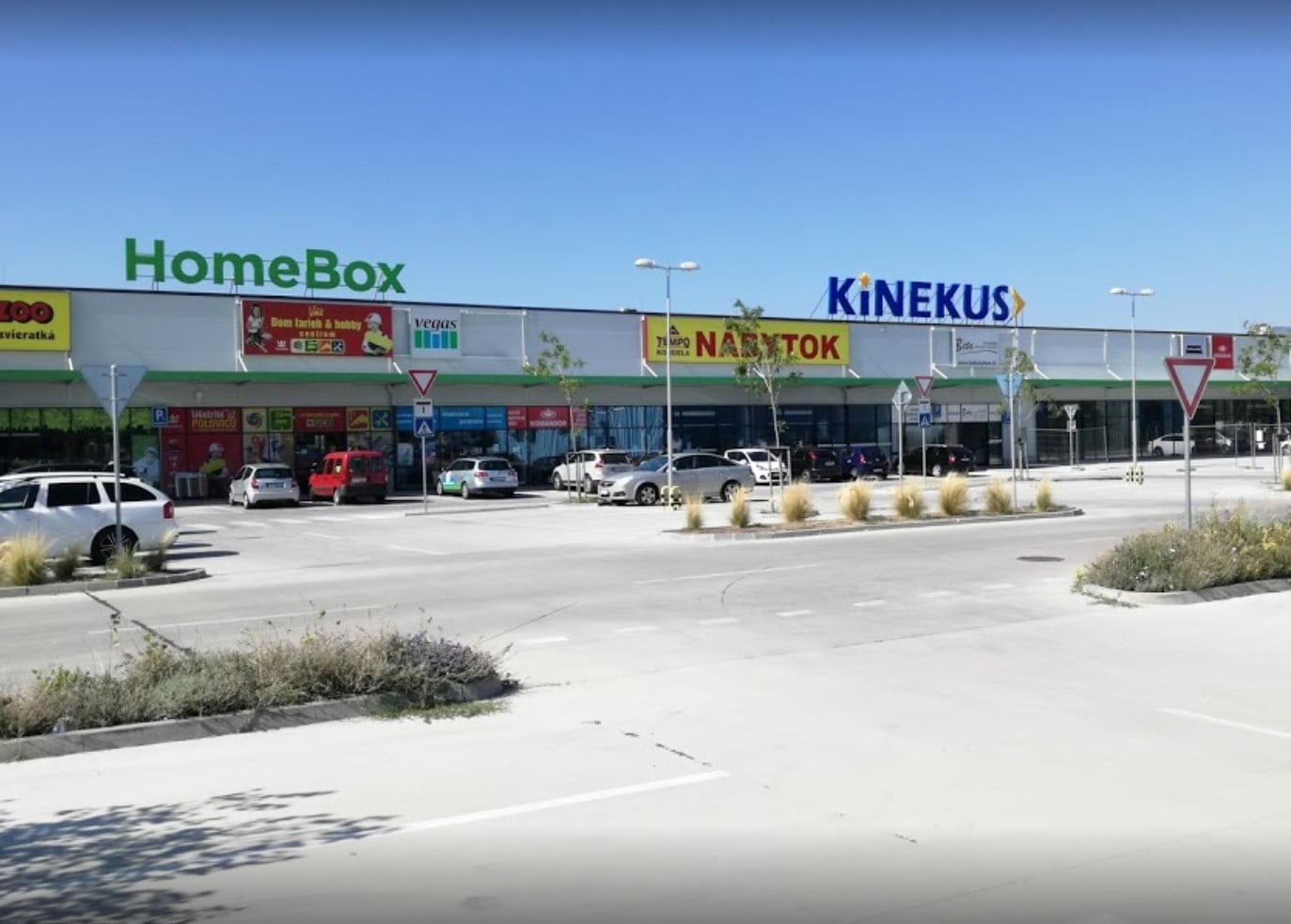 Predajňa Kinekus Nitra v areáli HomeBox na Bratislavskej ulici