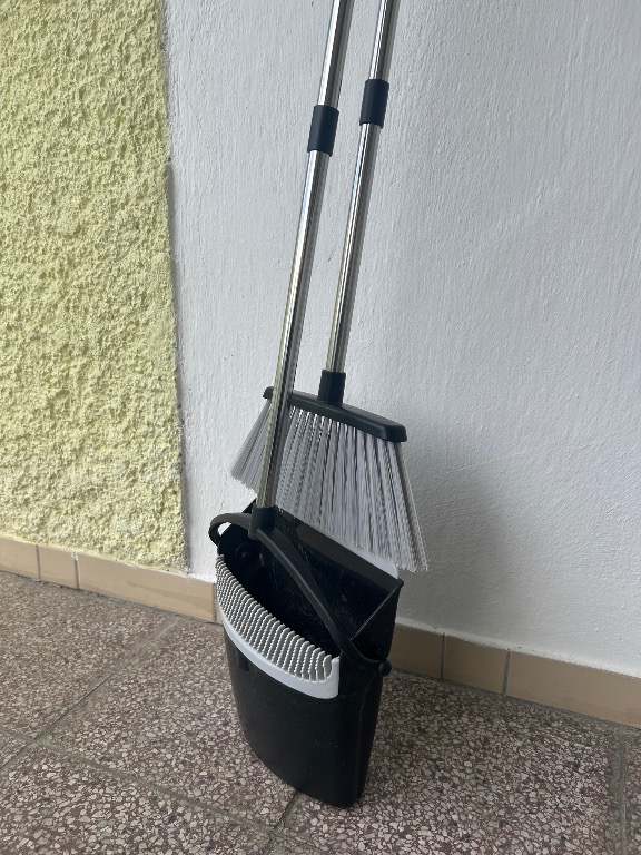Lopatka + metlička dlhá rúčka SKVELER, so vstavaným hrebeňom KLC