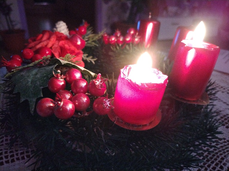 Adventný veniec, mix dekorov