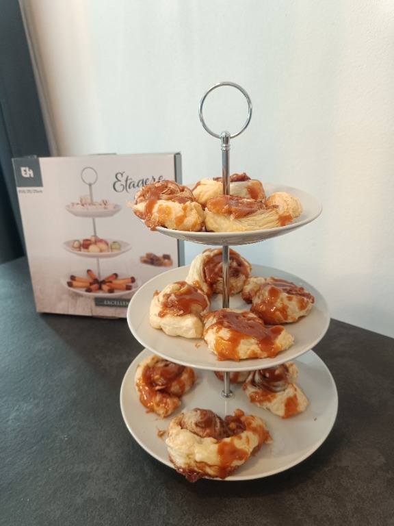 Podnos - etažérka 3-poschodový porcelánový biely